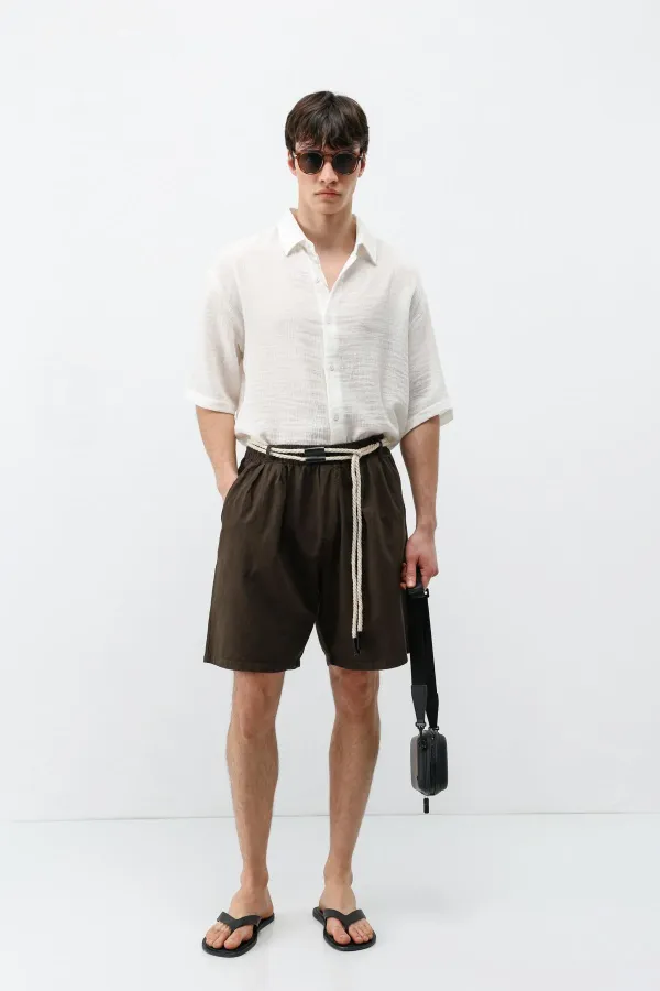 Short oversize en lin marron avec ceinture