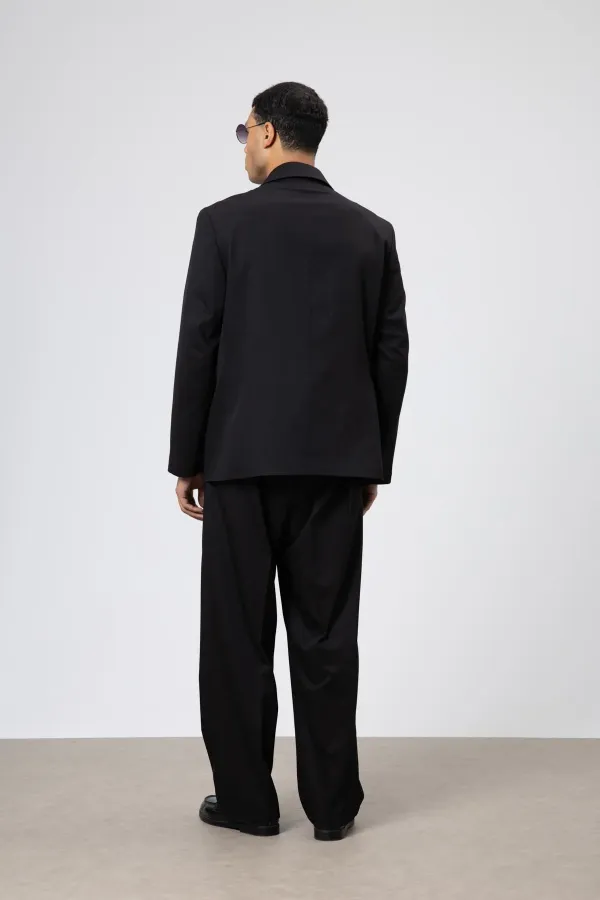 Costume noir oversize ceinturé