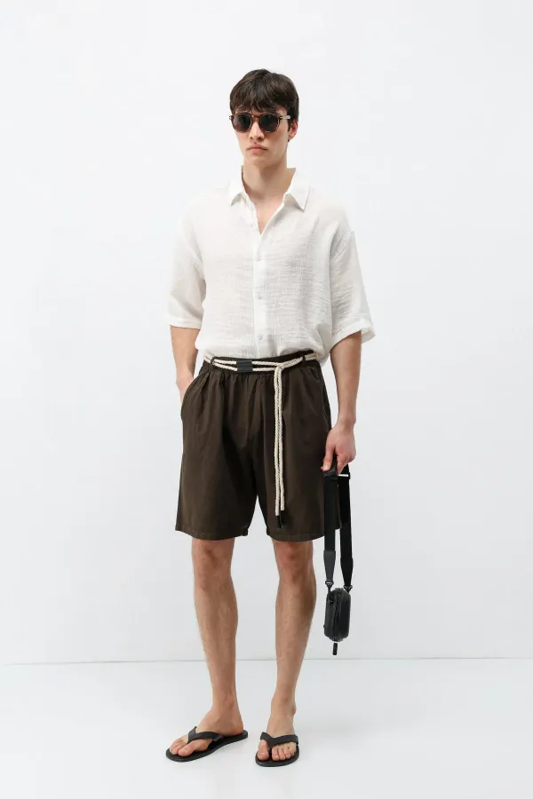 Short oversize en lin marron avec ceinture