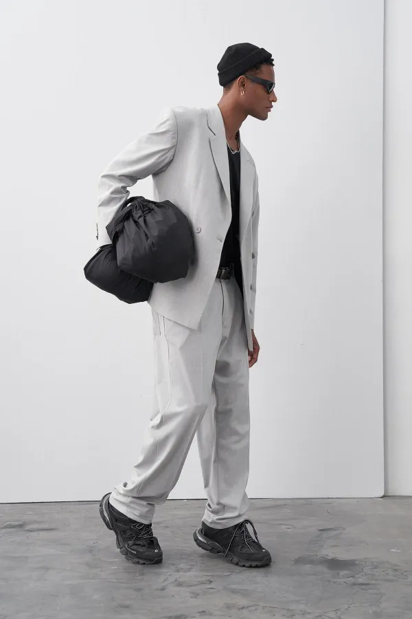 Costume croisé gris à coupe décontractée