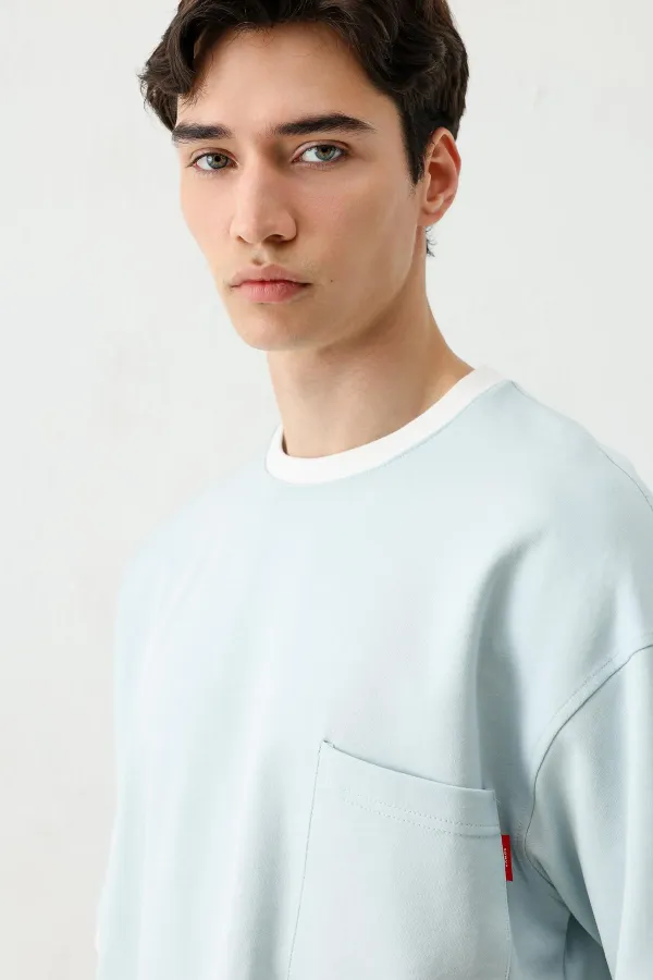 Short-sleeved oversized t-shirt with pockets, baby blue.