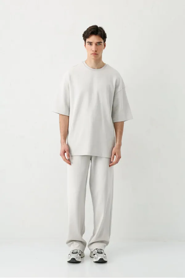 Short-sleeved washed oversize t-shirt, light gray.