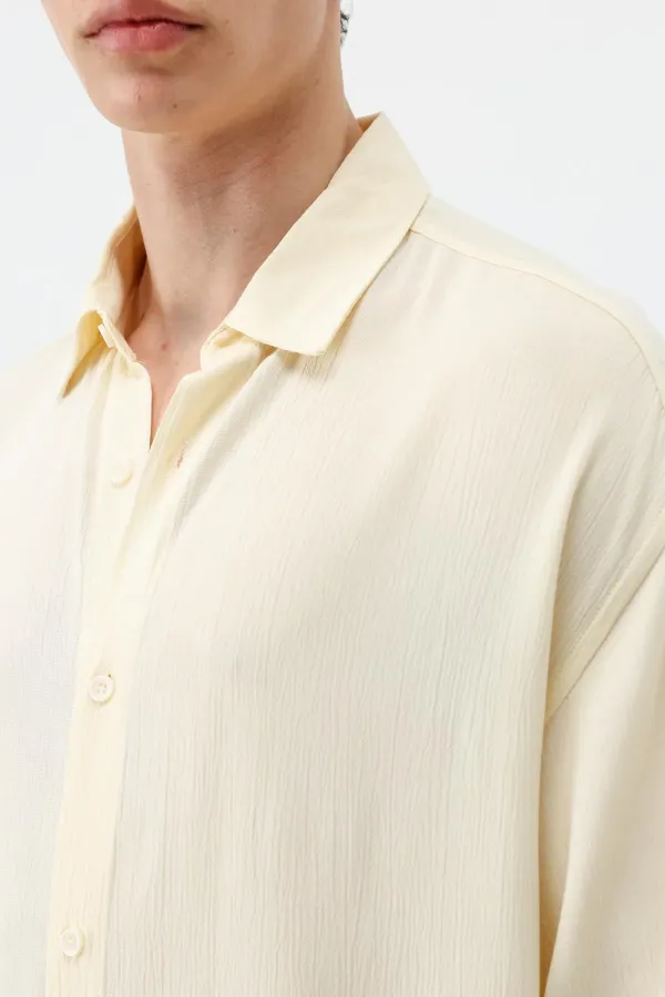 Chemise oversize jaune légèrement texturée