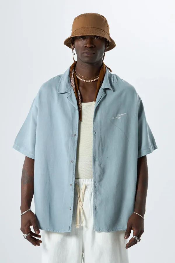 Yıkamalı Oversize Arka Baskılı Kısa Kol Cepsiz Gömlek Açık Gri