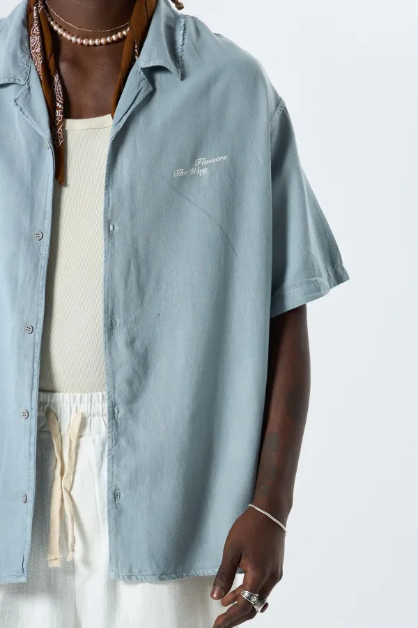 Yıkamalı Oversize Arka Baskılı Kısa Kol Cepsiz Gömlek Açık Gri