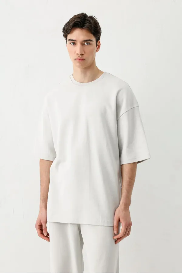 Short-sleeved washed oversize t-shirt, light gray.
