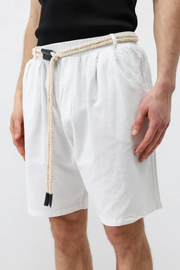 Short oversize en lin écru avec ceinture