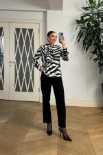 Zebra Desenli Broş Detaylı Bluz