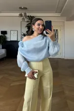 Düşük Omuz Gül Detaylı Bluz