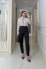 Broş Detaylı Uzun Kollu Saten Bluz