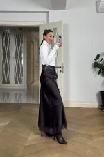 Jupe en satin ornée de dentelle avec taille élastiquée