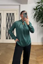 Broş Detaylı Uzun Kollu Saten Bluz