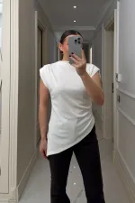 Vatkalı Asimetrik Sıfır Kol Bluz