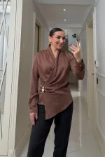 Kruvaze Yaka Tokalı Uzun Kollu Saten Bluz