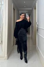 Jupe asymétrique en satin avec détails en dentelle