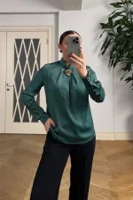 Broş Detaylı Uzun Kollu Saten Bluz