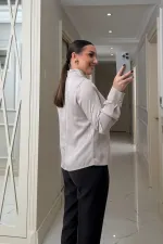 Broş Detaylı Uzun Kollu Saten Bluz