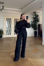Düşük Omuz Gül Detaylı Bluz