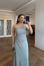 Tek Kol Bel Dekolteli Uzun Elbise