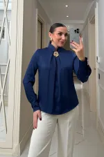 Broş Detaylı Uzun Kollu Saten Bluz