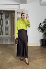 Jupe en satin ornée de dentelle avec taille élastiquée