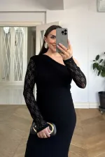 Robe midi en dentelle à encolure asymétrique