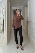 Kruvaze Yaka Tokalı Uzun Kollu Saten Bluz