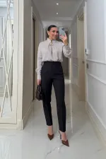 Broş Detaylı Uzun Kollu Saten Bluz