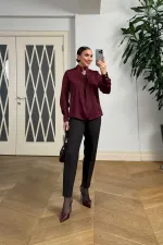 Broş Detaylı Uzun Kollu Saten Bluz