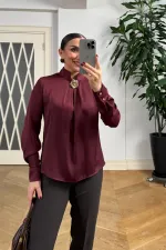 Broş Detaylı Uzun Kollu Saten Bluz