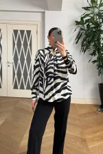 Zebra Desenli Broş Detaylı Bluz