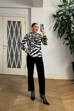 Zebra Desenli Broş Detaylı Bluz