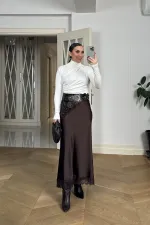 Jupe en satin ornée de dentelle avec taille élastiquée