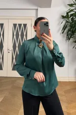 Broş Detaylı Uzun Kollu Saten Bluz