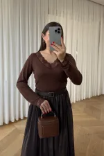 V Yaka Dantel Detaylı Bluz