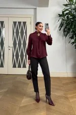 Broş Detaylı Uzun Kollu Saten Bluz