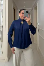 Broş Detaylı Uzun Kollu Saten Bluz