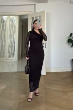 Robe midi en dentelle à encolure asymétrique