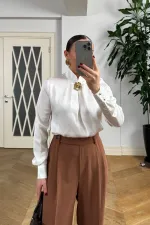 Broş Detaylı Uzun Kollu Saten Bluz