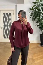 Broş Detaylı Uzun Kollu Saten Bluz