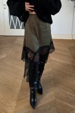 Mini-jupe en satin et dentelle