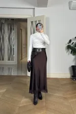 Jupe en satin ornée de dentelle avec taille élastiquée