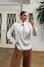 Broş Detaylı Uzun Kollu Saten Bluz