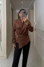 Kruvaze Yaka Tokalı Uzun Kollu Saten Bluz