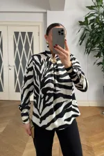 Zebra Desenli Broş Detaylı Bluz