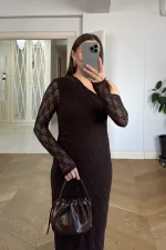 Robe midi en dentelle à encolure asymétrique