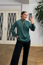 Broş Detaylı Uzun Kollu Saten Bluz