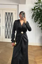 Robe longue à pois et col en V