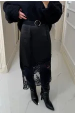 Jupe asymétrique en satin avec détails en dentelle