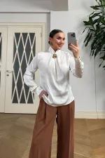 Broş Detaylı Uzun Kollu Saten Bluz
